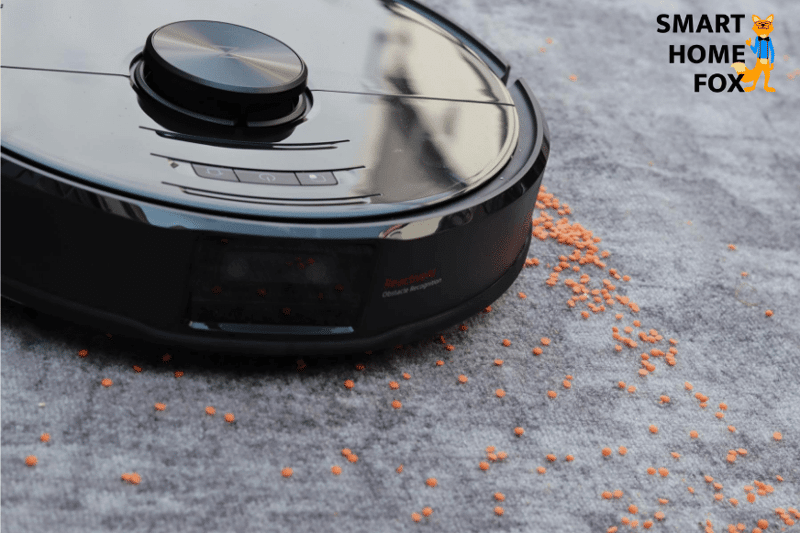 Roborock S6 MaxV saugt Linsen auf niedrigem Teppich.